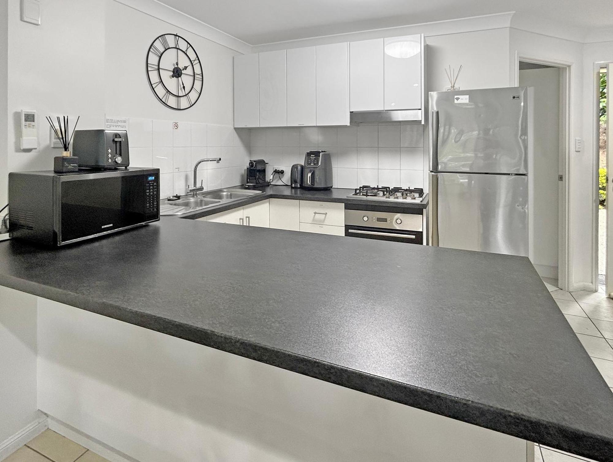 Sunset Waters Apartments Hamilton Island Esterno foto