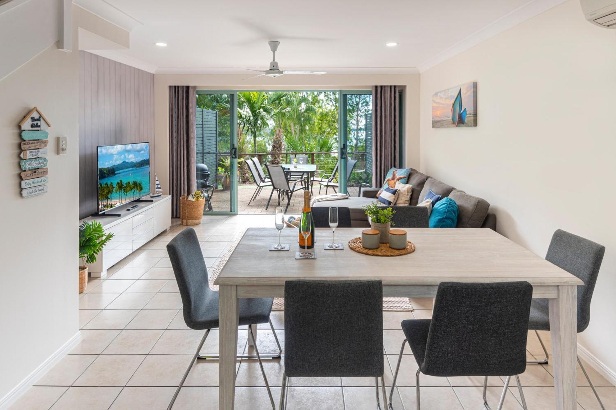 Sunset Waters Apartments Hamilton Island Esterno foto